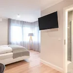 The Woodmans Airport Boardinghouse