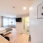 The Woodmans Airport Boardinghouse